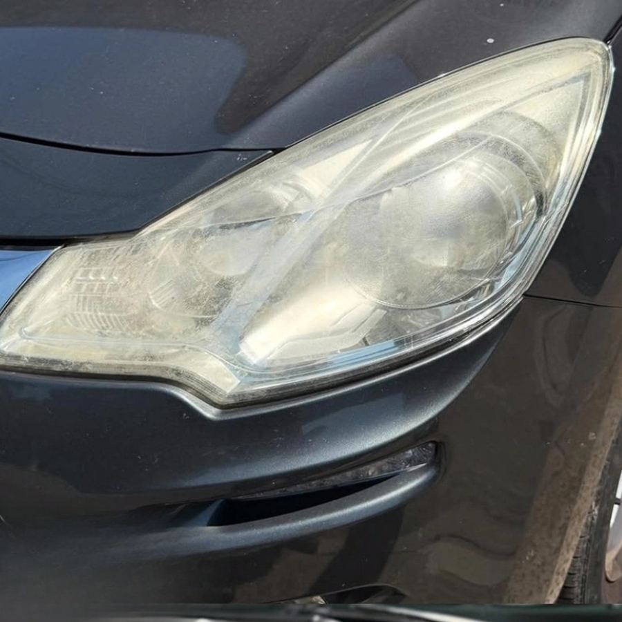 Farol opaco antes da revitalização