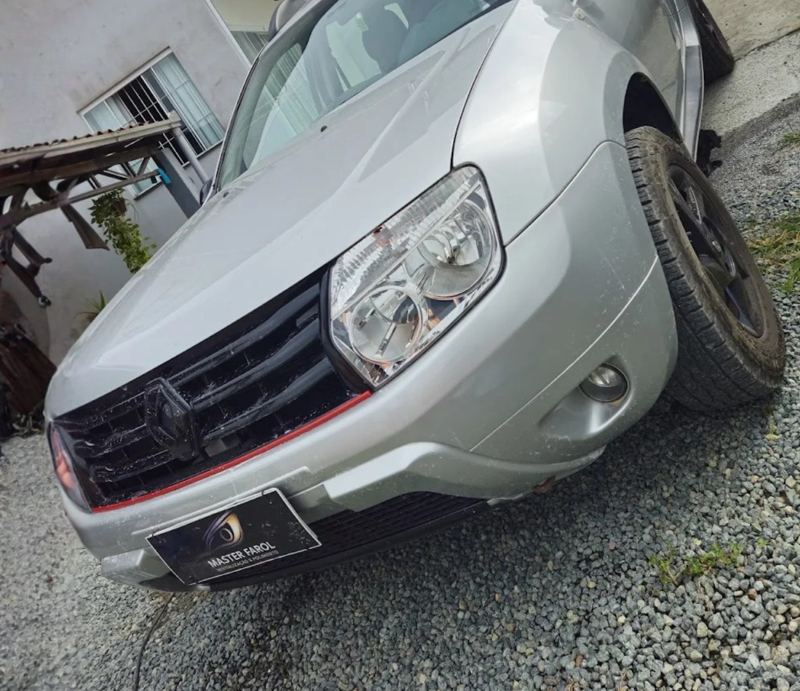 Avaliação no Google com foto de farol revitalizado em uma Duster